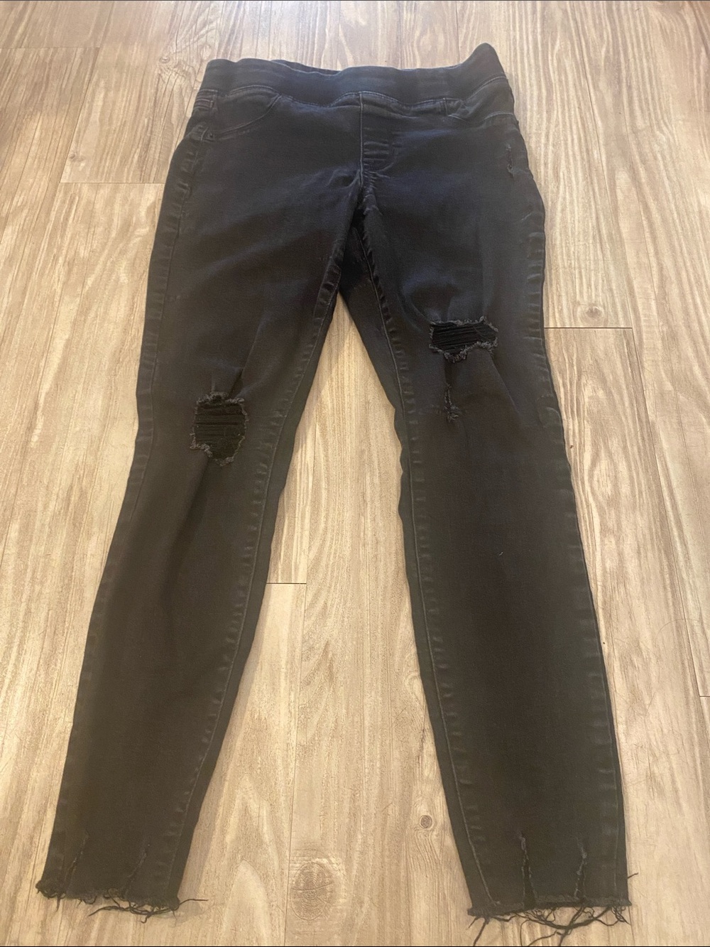 Woman’s Old Navy Black Ripped Jeggings (Size 6)